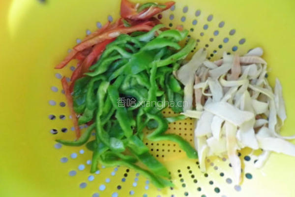 甜椒小炒肉的做法图解1