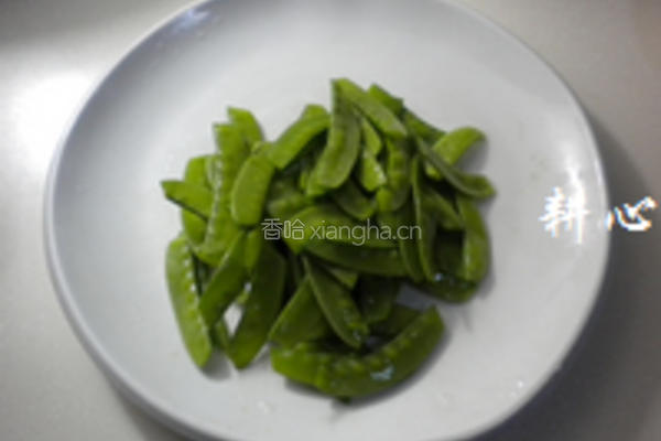 豆豉鲮鱼炒荷兰豆的做法图解2