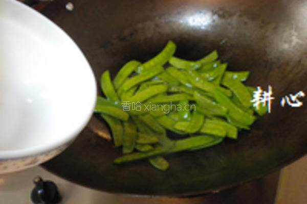 豆豉鲮鱼炒荷兰豆的做法图解5