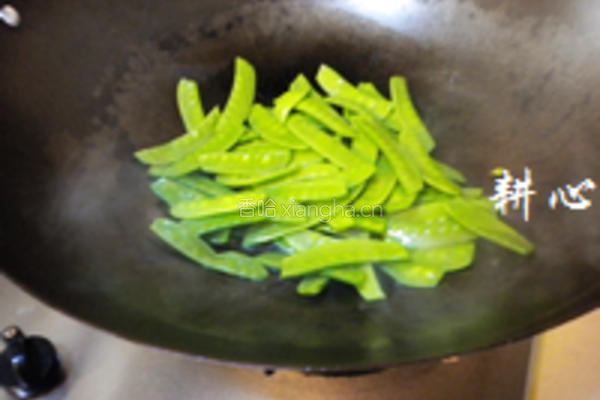 豆豉鲮鱼炒荷兰豆的做法图解4