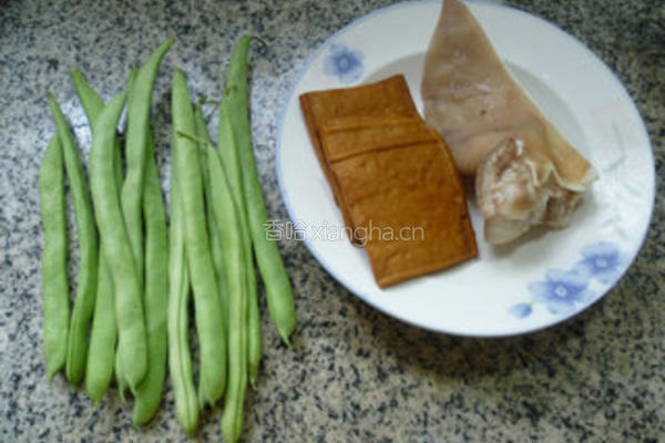 香干梅豆炒猪耳朵的做法图解1