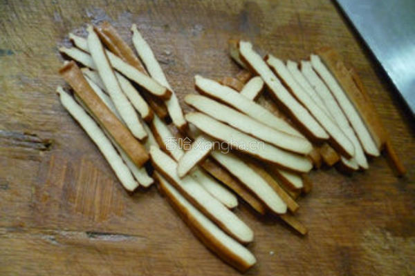 香干梅豆炒猪耳朵的做法图解5