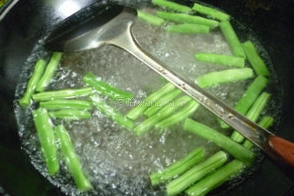香干梅豆炒猪耳朵的做法图解6