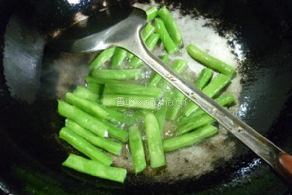 香干梅豆炒猪耳朵的做法图解7