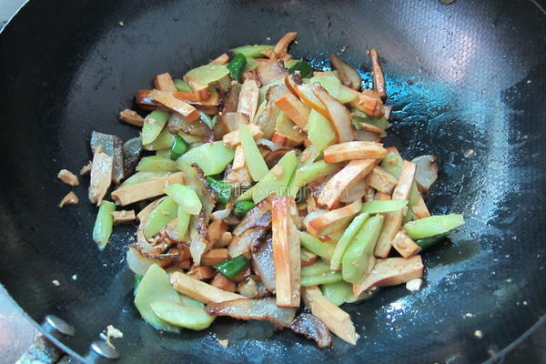 腊肉香干炒莴笋的做法图解8