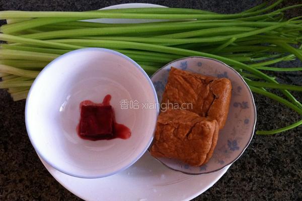 腐乳香芹炒豆干的做法图解1