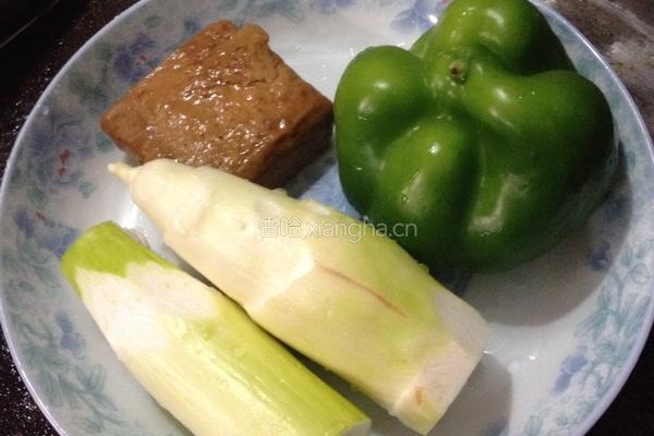 青椒茭白炒香干的做法图解1