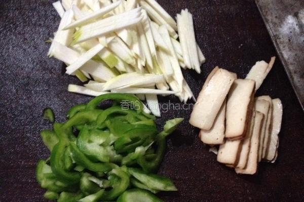 青椒茭白炒香干的做法图解2