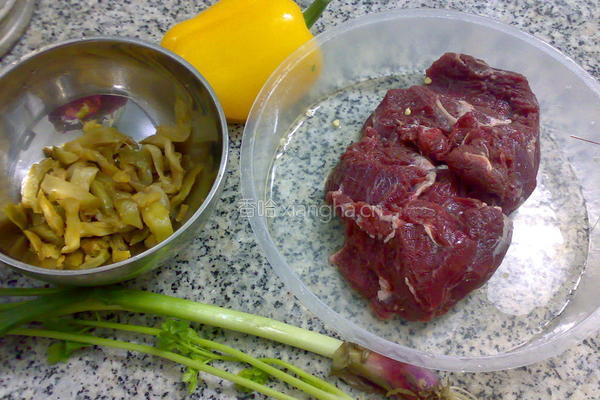榨菜甜椒牛肉粒的做法图解1