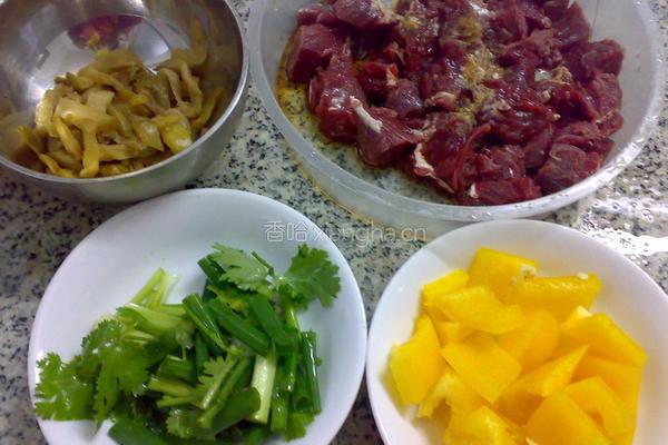 榨菜甜椒牛肉粒的做法图解2