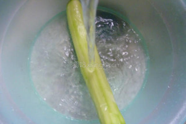榨菜炒夜开花的做法图解2