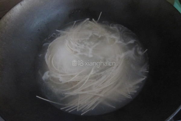 骨汤煮面的做法图解7