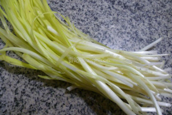 韭菜芽杂炒红肠的做法图解1