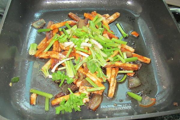 香芹香干炒腊肉的做法图解7