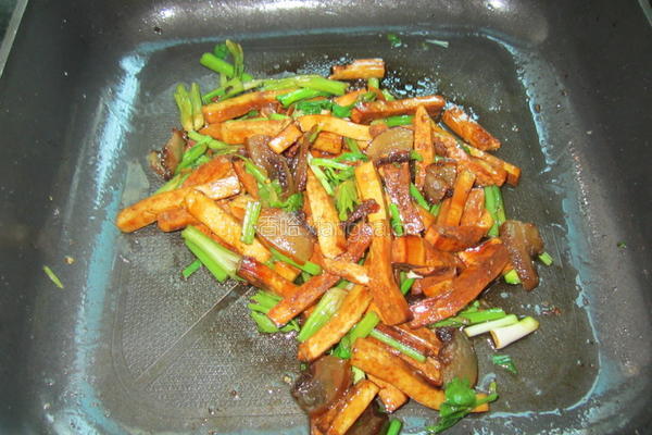 香芹香干炒腊肉的做法图解8