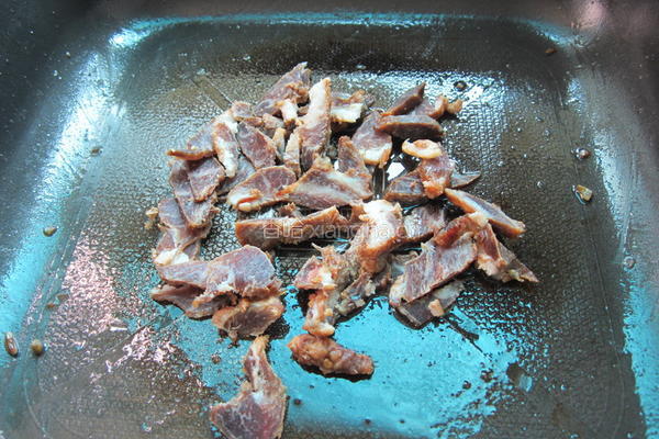 香芹榨菜炒腊肉的做法图解3