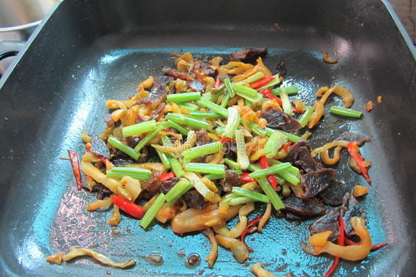 香芹榨菜炒腊肉的做法图解5