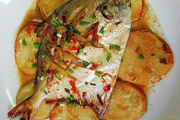 土豆烤鲳鱼