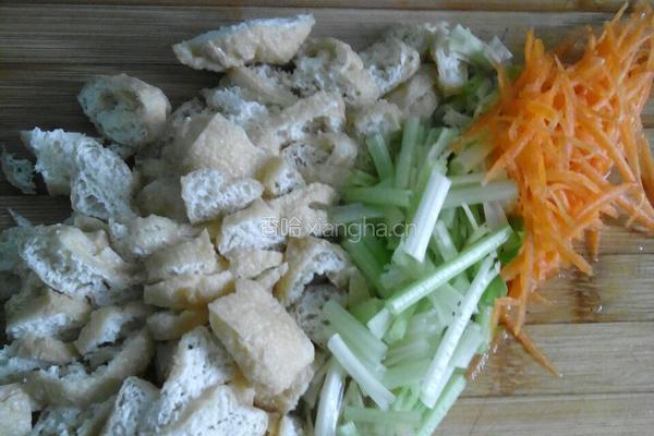 肉丝炒豆腐泡的做法图解2