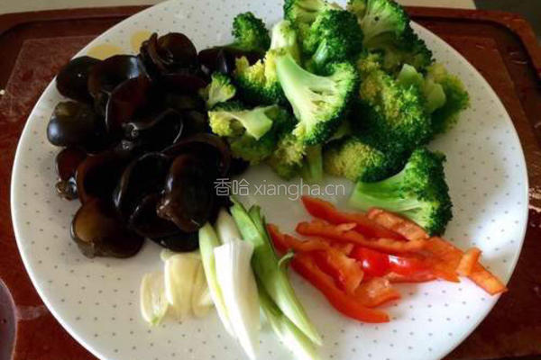 西兰花烩黑木耳的做法图解1
