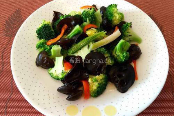 西兰花烩黑木耳的做法图解3