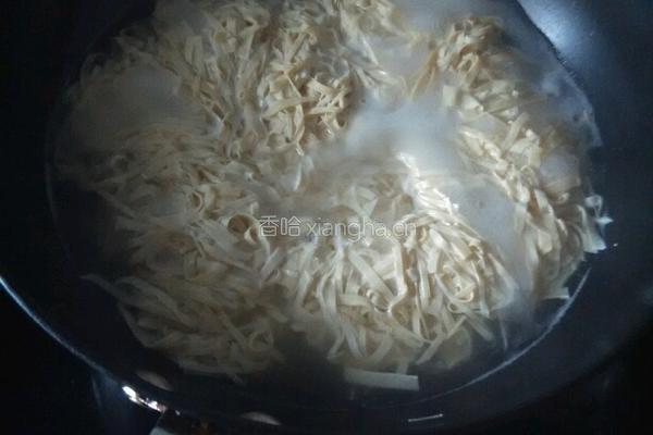 凉拌干豆腐丝的做法图解2