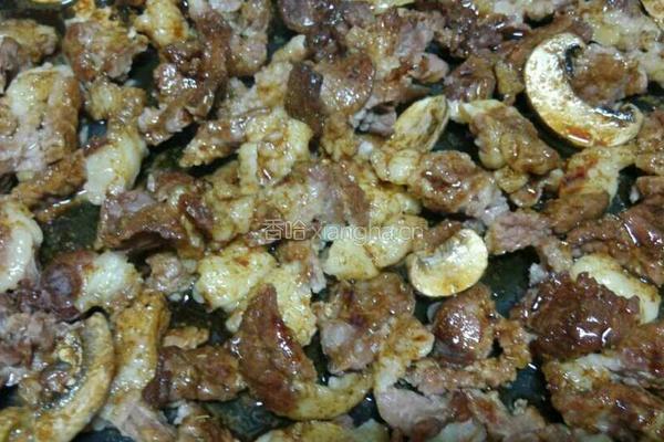 孜然烤牛肉配蘑菇的做法图解2