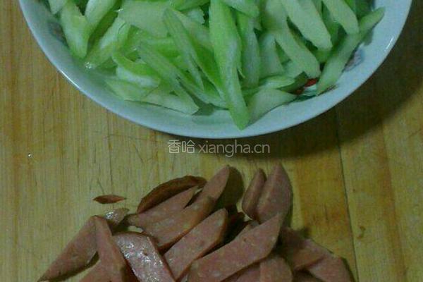 西芹炒火腿的做法图解1