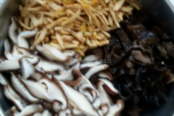 鸡丝打卤面的做法图解1