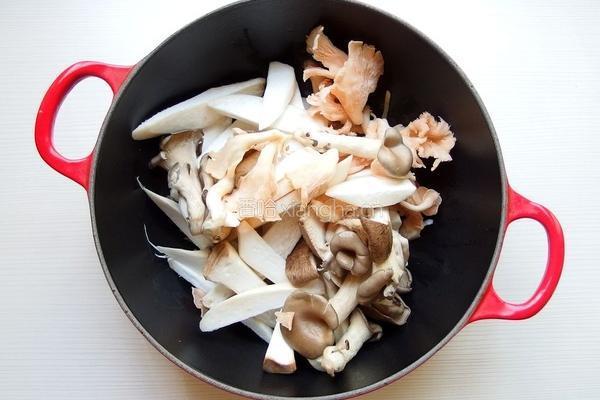 麻油枸杞炒鲜菇的做法图解3