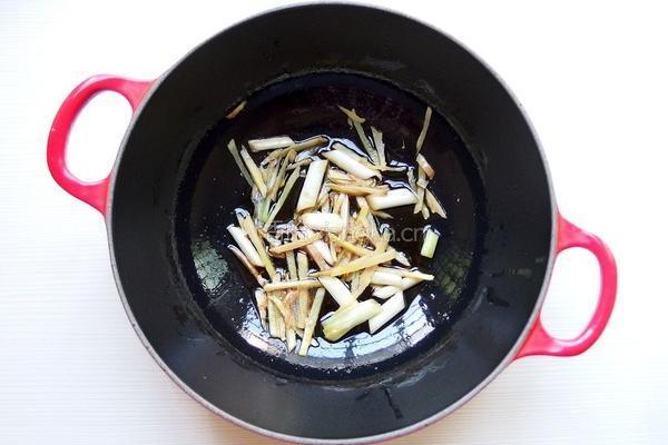 麻油枸杞炒鲜菇的做法图解2