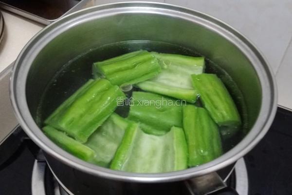 苦瓜蜜枣排骨汤的做法图解3