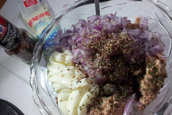 鲔鱼芙蓉沙拉的做法图解2