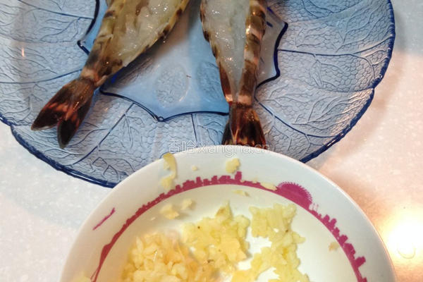 蒜香奶油干煎明虾的做法图解1