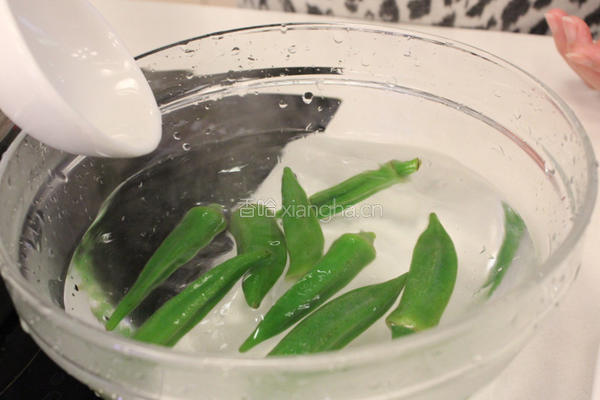秋葵炒番茄顾肠餐的做法图解1