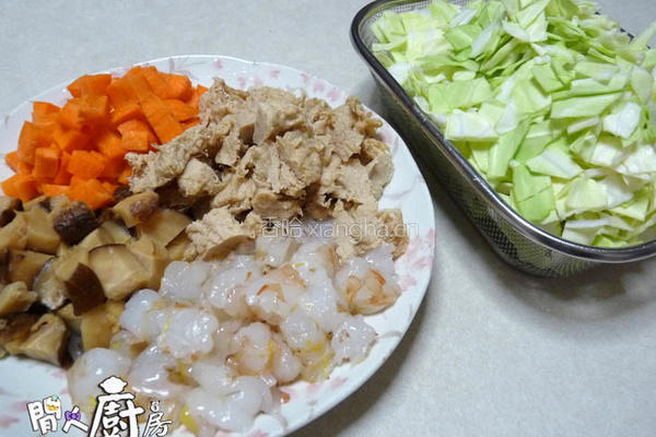 虾粒蔬菜盖饭的做法图解1