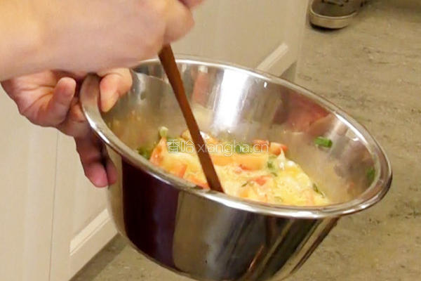 蟹肉虾仁滑蛋的做法图解2