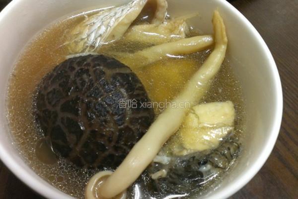 香菇鲈鱼汤的做法图解3