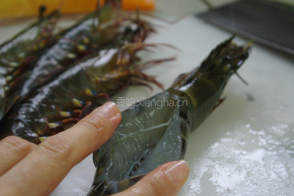 蒜泥蒸大虾的做法图解1