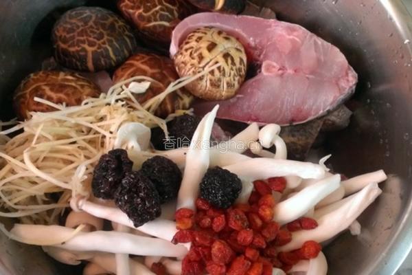 香菇鲈鱼汤的做法图解1