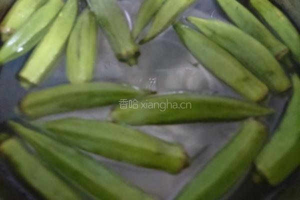 蒜香秋葵的做法图解1