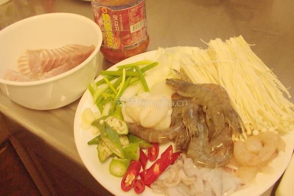 泡菜海鲜锅的做法图解1