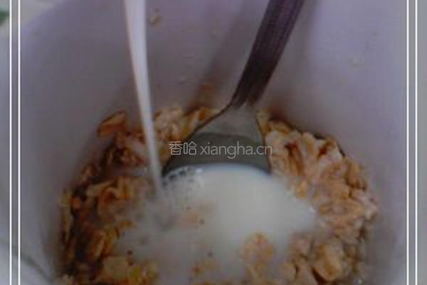 葡萄干鲜奶麦片的做法图解2