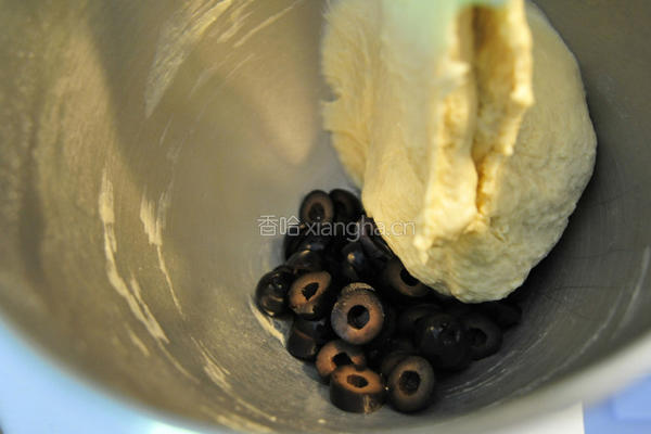 黑橄榄鸡蛋面包的做法图解2