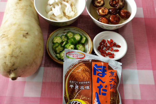 菇菇萝卜养生汤的做法图解1