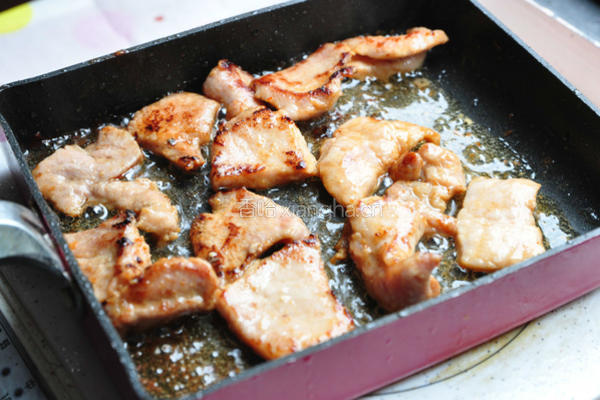 蚝油腐乳香煎里脊的做法图解3