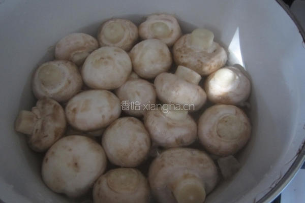 俄式洋菇橄榄抹酱的做法图解1