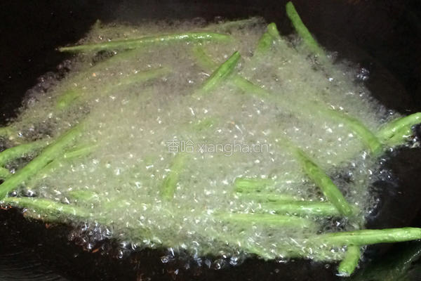 蒜酥墨鱼四季豆的做法图解3