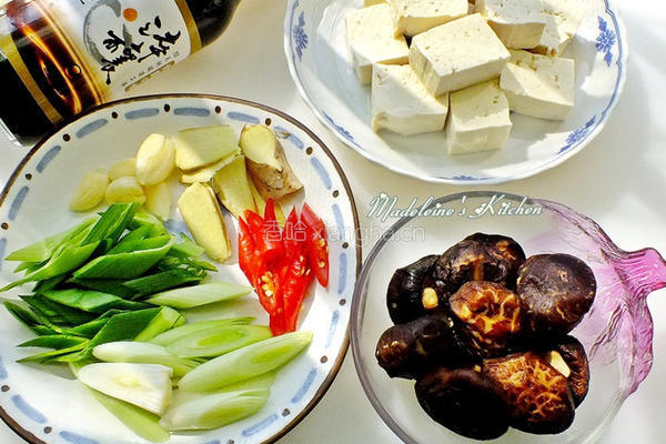 冬菇鸡肉豆腐煲的做法图解2