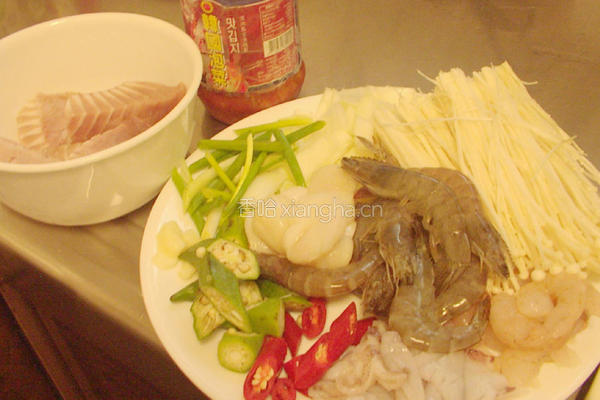 泡菜海鲜锅的做法图解1